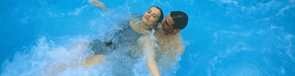 Ein Prchen schwimmt gemeinsam im Wasser 